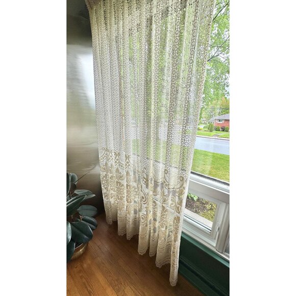 Vintage 70s pleated curtain, cream mesh, floral scalloped bottom, price for 1 - Picture 2 of 10
